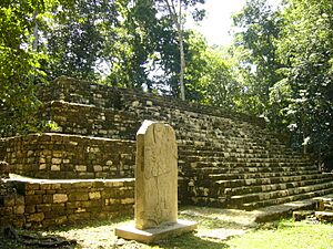 Archivo:Aguateca-plaza