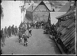 Archivo:Balladors i públic a la plaça de Gistaín