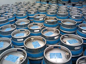 Archivo:Beer barrels galore