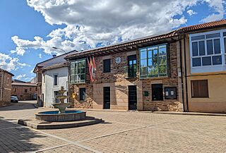 Casa consistorial de Castrillo de la Valduerna 01.jpg