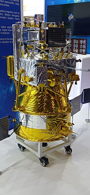 Archivo:Chang'e 6 mockup at IAC 2024 02