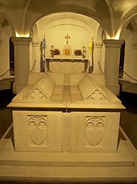 Archivo:Cripta de Dardo Rocha en la Catedral de La Plata