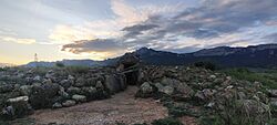 Dolmen del Alto de la Huesera, Laguardia.jpg