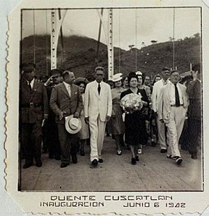 Archivo:El general Martínez junto a su esposa durante la inauguración de puente Cuscatlán en 1942