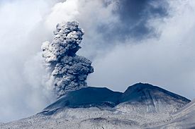 Erupción en el volcán Sabancaya, Perú.jpg