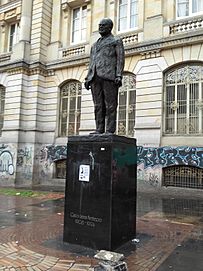 Archivo:Estatua Carlos Lleras Res Bogotá octo 2018