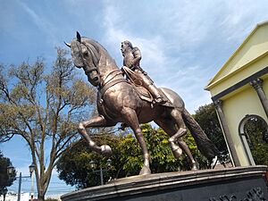 Archivo:Estatua de Simón Bolívar en el Parque Simón Bolívar