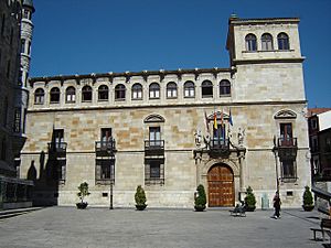 Archivo:Fachada del Palacio de los Guzmanes