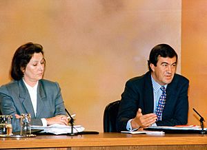 Archivo:Francisco Álvarez Cascos durante la rueda de prensa posterior al Consejo de Ministros junto a la ministra de Justicia. Pool Moncloa. 13 de diciembre de 1996