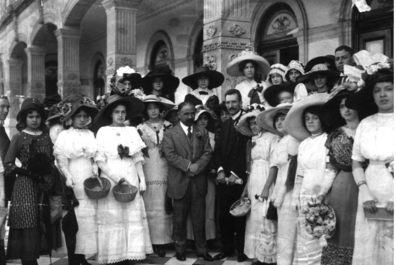 Archivo:Francisco I. Madero y José María Pino Suárez acompañados de señoritas