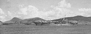 Archivo:HMS Victorious USS Saratoga Noumea 1943