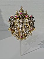 Archivo:Harmony brooch by Francois-Desire Froment-Meurice, c. 1847, partially gilt silver, rubies, enamel, pearls - Hessisches Landesmuseum Darmstadt - Darmstadt, Germany - DSC01068