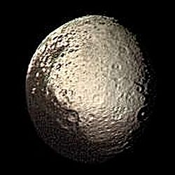 Archivo:Iapetus by Voyager 2 - enhanced