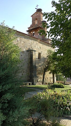 Archivo:Iglesia de El Piñero. Vista desde los jardines