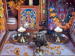 Archivo:India - Family altar - 7090