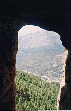 Archivo:Interior Cueva SANGUIJONES