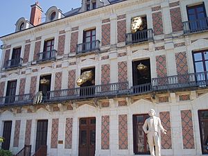 Archivo:Jean Eugène Robert-Houdin museum (statue and display)