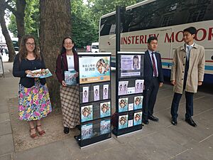 Archivo:Jehovah's Witnesses outside the British Museum 02