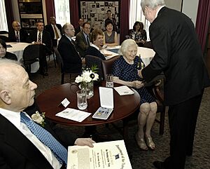 Archivo:Karle Retirement