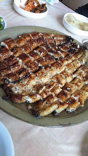 Archivo:Korean cuisine sliced and grilled eel01