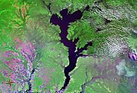 Archivo:Lake Mai-Ndombe NASA