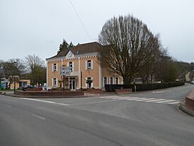 Lapugnoy la mairie (2).JPG