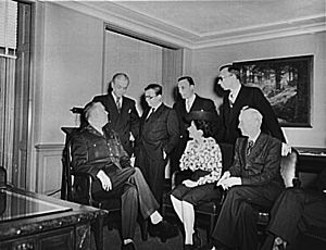 Archivo:Le Général George C. Marshall de visite de journalistes