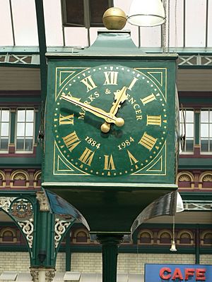 Archivo:MandS Centenary Clock, Kirkgate Market, Leeds - geograph.org.uk - 190761