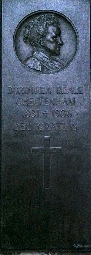 Archivo:Memorial to Dorothea Beale in Gloucester Cathedral