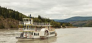 Archivo:Navío en el río Yukón, Dawson City, Yukón, Canadá, 2017-08-27, DD 63