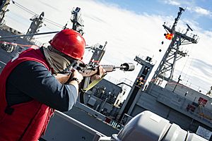 Archivo:Navy Petty Officer fires a line to the USNS Supply in the Baltic Sea