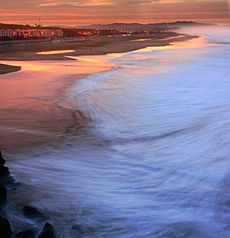 Archivo:Ocean Beach in San Francisco at sunrise edit1