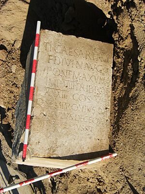 Archivo:Pedestal Sempronio Vitulo a Tiberio