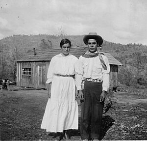Archivo:Photograph with text of a Mono couple living near Northfork, California. This is from a survey report of Fresno and... - NARA - 296289 (cropped)