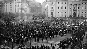Archivo:Plaza de Mayo el 17 de octubre de 1945