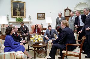 Archivo:President Ronald Reagan meeting with representatives of the Right to Life Movement