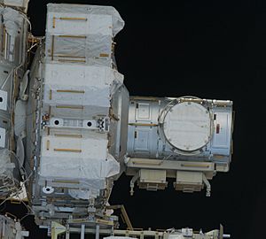 Archivo:Quest airlock exterior - STS-127