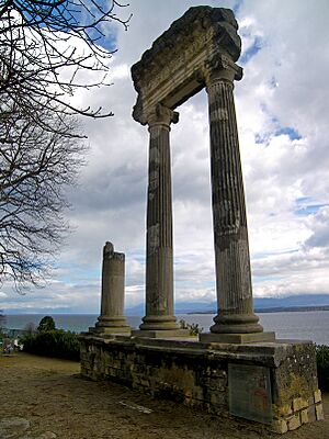 Archivo:Roman column - Nyon, Vaud, Switzerland