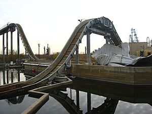 Archivo:Six Flags NOLA Shoots and Ruins Reflections