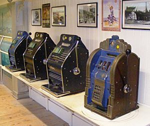 Archivo:Slot machines at Wookey Hole Caves