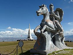Archivo:Statue of independence hero José Antonio de Sucre in near Quinua, Ayacucho, Peru (7270962944)