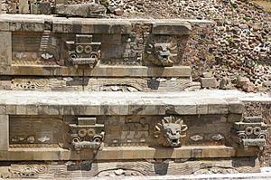 Archivo:Teotihuacan-Temple of the Feathered Serpent-3035