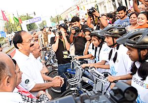Archivo:The Vice President, Shri M. Venkaiah Naidu interacting with the students participating in the Bicycle Rally, on the occasion of World Bicycle Day 2018, in New Delhi