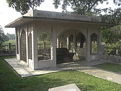 Archivo:Tomb of Ghiyasuddin Azam Shah, Narayanganj, Bangladesh