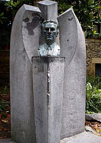Archivo:Zarauz - Monumento a Xavier Lizardi