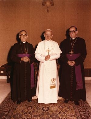 Archivo:Óscar Arnulfo Romero and Arturo Rivera y Damas with Pope Paul VI