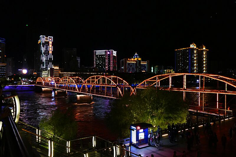 兰州中山桥夜间北河岸