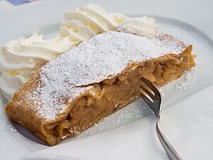 Archivo:2015 0723 Apfelstrudel Gaislachalm Sölden