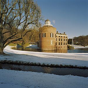 Archivo:Achterzijde kasteel, donjon - Rozendaal - 20363889 - RCE