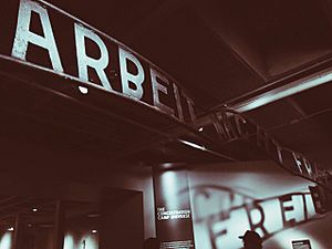 Archivo:Arbeit Macht Frei at Holocaust Memorial Museum